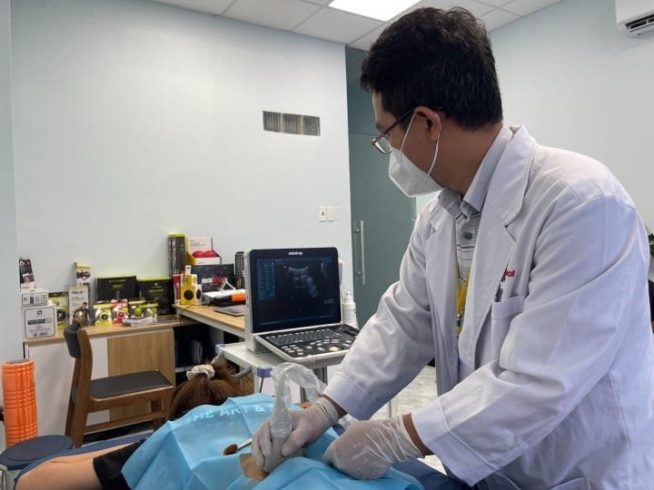 Bác sĩ chuyên khoa II Kiều Mạnh Hà – Chủ nhiệm Khoa Thần kinh, Bệnh viện Quân y 7A thăm khám cho bệnh nhân. Ảnh: Lâm Ngọc Bác sĩ chuyên khoa II Kiều Mạnh Hà – Chủ nhiệm Khoa Thần kinh, Bệnh viện Quân y 7A thăm khám cho bệnh nhân. Ảnh: Lâm Ngọc