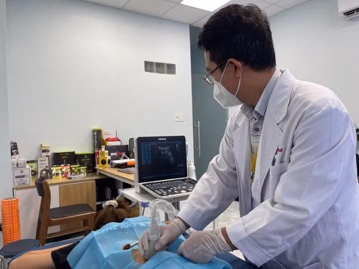 Bác sĩ chuyên khoa II Kiều Mạnh Hà – Chủ nhiệm Khoa Thần kinh, Bệnh viện Quân y 7A thăm khám cho bệnh nhân. Ảnh: Lâm Ngọc