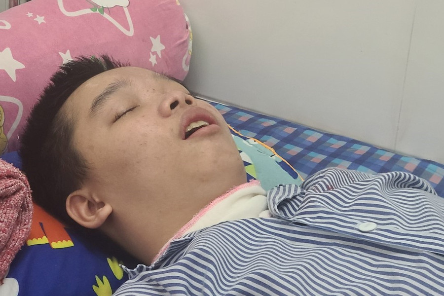 Người mẹ nghèo cầu xin sự sống cho nam sinh bị tai nạn chấn thương sọ não ảnh 2 Người mẹ nghèo cầu xin sự sống cho nam sinh bị tai nạn chấn thương sọ não ảnh 2