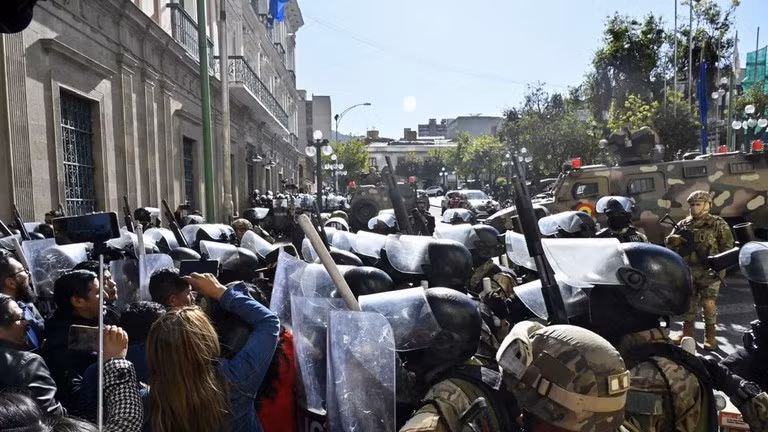 Quân đội được triển khai bên ngoài Cung điện Quemado tại Plaza Murillo ở La Paz, ngày 26/6/2024 