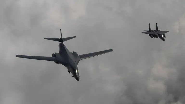 Máy bay ném bom B-1B Lancer của Không quân Mỹ (trái) bay cùng máy bay chiến đấu F-15K của Hàn Quốc