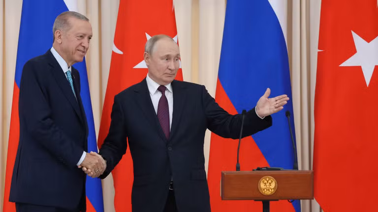 Tổng thống Thổ Nhĩ Kỳ Recep Tayyip Erdogan (trái) và Tổng thống Nga Vladimir Putin