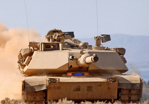 Pháo chính của Abrams là pháo nòng trơn M256 120mm, do Rheinmetall phát triển và sản xuất theo giấy phép tại Mỹ. Vũ khí mạnh mẽ này có khả năng bắn nhiều loại đạn khác nhau, giúp nó trở nên linh hoạt trong các tình huống chiến đấu. Thiết kế nòng trơn của súng cho phép vận tốc đầu nòng cao hơn và độ chính xác được cải thiện ở khoảng cách xa. Pháo chính của Abrams là pháo nòng trơn M256 120mm, do Rheinmetall phát triển và sản xuất theo giấy phép tại Mỹ. Vũ khí mạnh mẽ này có khả năng bắn nhiều loại đạn khác nhau, giúp nó trở nên linh hoạt trong các tình huống chiến đấu. Thiết kế nòng trơn của súng cho phép vận tốc đầu nòng cao hơn và độ chính xác được cải thiện ở khoảng cách xa.