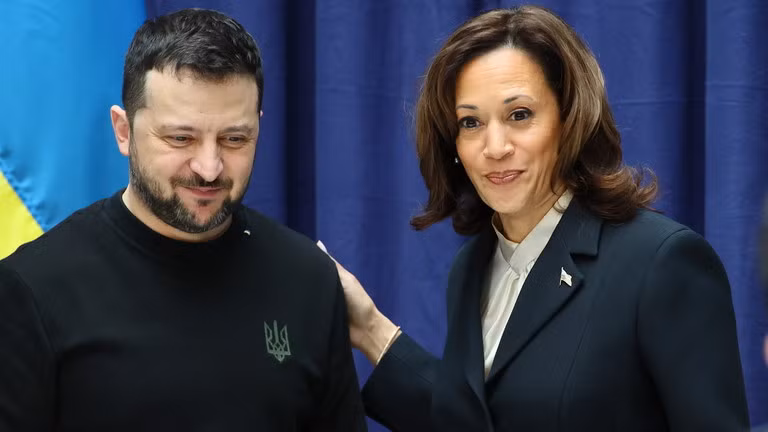 Tổng thống Ukraine Vladimir Zelensky (trái) và Phó Tổng thống Mỹ Kamala Harris 