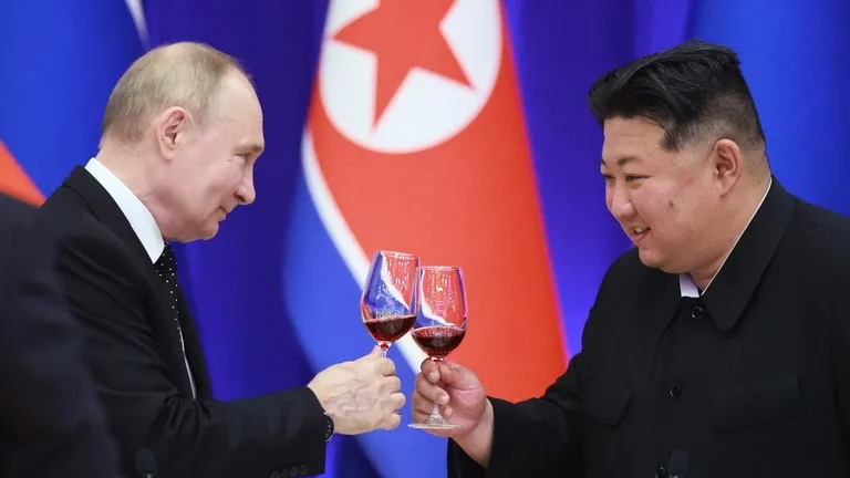 Tổng thống Nga Vladimir Putin (trái) và nhà lãnh đạo Triều Tiên Kim Jong-un tham dự tiệc chiêu đãi tại Bình Nhưỡng, ngày 19/6/2024
