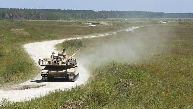 Kích thước của Abrams rất lớn, phản ánh vai trò của nó như một phương tiện bọc thép hạng nặng. Xe dài 9,77 mét, rộng 3,66 mét và cao 2,44 mét. Trọng lượng của xe tăng thay đổi tùy theo từng biến thể, nhưng thường nặng khoảng 60 tấn. Kích thước của Abrams rất lớn, phản ánh vai trò của nó như một phương tiện bọc thép hạng nặng. Xe dài 9,77 mét, rộng 3,66 mét và cao 2,44 mét. Trọng lượng của xe tăng thay đổi tùy theo từng biến thể, nhưng thường nặng khoảng 60 tấn.