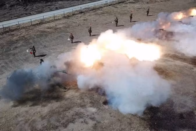 Trong phần lớn các trường hợp, lựu pháo D-30 bắn vào nhiều mục tiêu khác nhau. Chúng tiêu diệt nhân lực và thiết bị ở không gian mở và trong nơi trú ẩn. Với sự trợ giúp của chúng, các pháo đài và các công trình khác bị phá hủy.