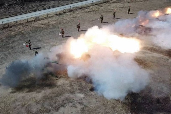 Trong phần lớn các trường hợp, lựu pháo D-30 bắn vào nhiều mục tiêu khác nhau. Chúng tiêu diệt nhân lực và thiết bị ở không gian mở và trong nơi trú ẩn. Với sự trợ giúp của chúng, các pháo đài và các công trình khác bị phá hủy.