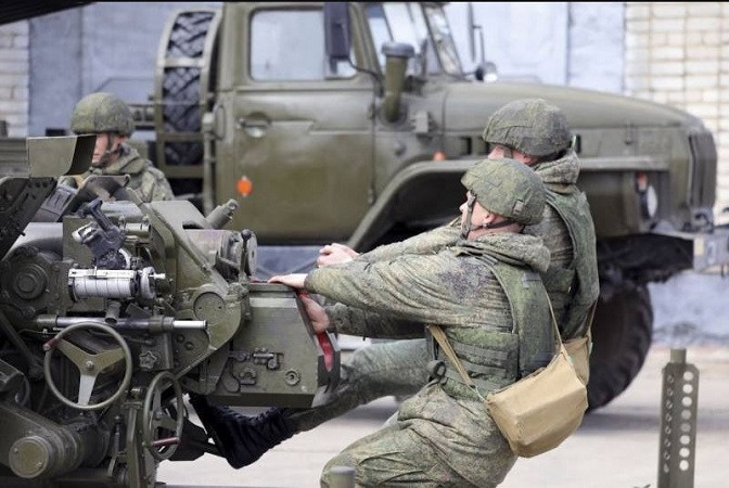 Nhìn chung, việc sử dụng lựu pháo tuân theo một thuật toán chung. Sau khi nhận được lệnh, kíp pháo binh sử dụng máy kéo, di chuyển khẩu pháo vào vị trí và triển khai và chuẩn bị bắn.