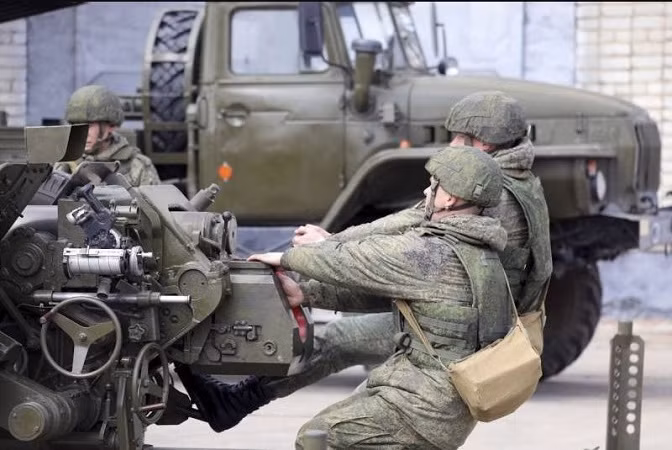 Nhìn chung, việc sử dụng lựu pháo tuân theo một thuật toán chung. Sau khi nhận được lệnh, kíp pháo binh sử dụng máy kéo, di chuyển khẩu pháo vào vị trí và triển khai và chuẩn bị bắn.