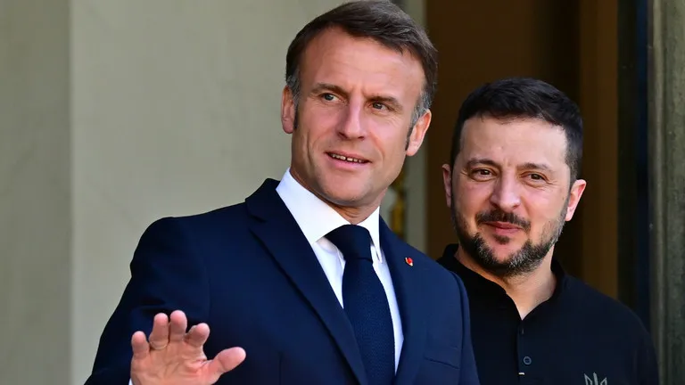 Tổng thống Pháp Emmanuel Macron (trái) chào đón Tổng thống Ukraine Vladimir Zelensky tại Cung điện Elysee, ngày 7/6/2024