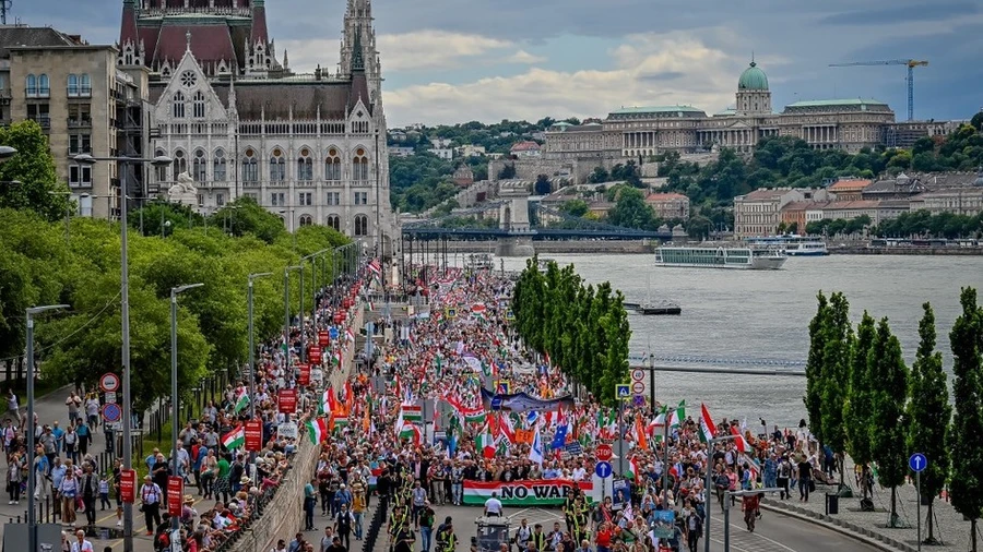 Biển người biểu tình phản chiến ở Hungary, ngày 1/6/2024