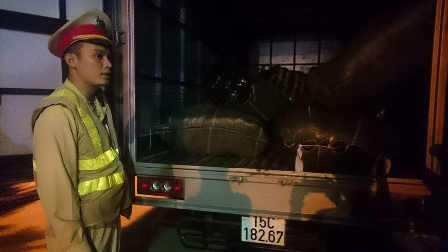 Giả danh xe thư báo vận chuyển hàng lậu ảnh 2