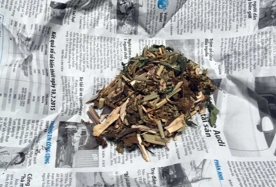 Gói thuốc vừa xin nhưng ông Nam chưa kịp uống. Ảnh: Lê Trai Gói thuốc vừa xin nhưng ông Nam chưa kịp uống. Ảnh: Lê Trai