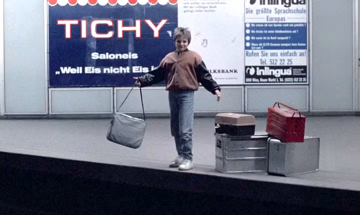 Hình ảnh cậu bé Sebastian Stan khi còn ở châu Âu. Ảnh: Outnow Hình ảnh cậu bé Sebastian Stan khi còn ở châu Âu. Ảnh: Outnow