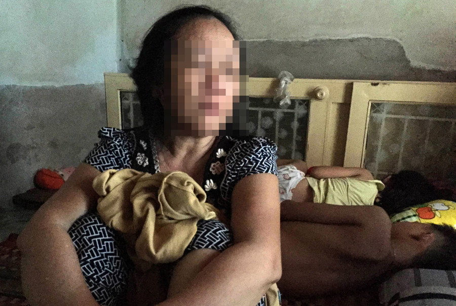 Bà Phượng khóc ngất nhiều ngày liền. Ảnh: Lê Trai Bà Phượng khóc ngất nhiều ngày liền. Ảnh: Lê Trai