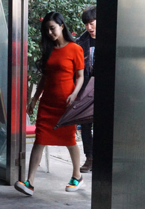 Phạm Băng Băng bụng lùm lùm khi xuất hiện cách đây ít lâu. Ảnh: Sina Phạm Băng Băng bụng lùm lùm khi xuất hiện cách đây ít lâu. Ảnh: Sina