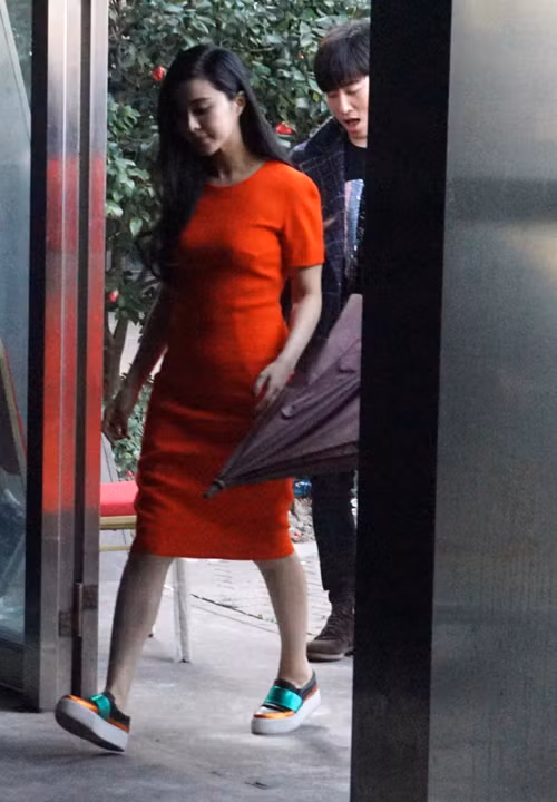 Phạm Băng Băng bụng lùm lùm khi xuất hiện cách đây ít lâu. Ảnh: Sina