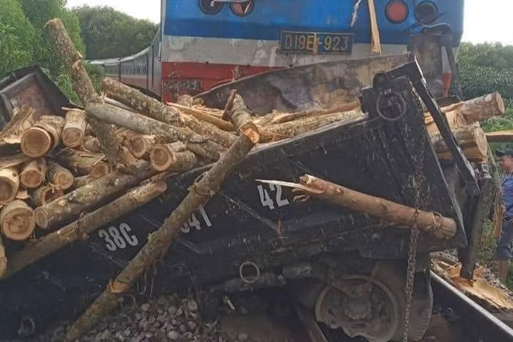 Xe tải bị gãy đôi sau khi va chạm với tàu hỏa.
