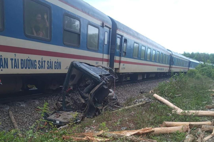 Phần đầu xe tải bị biến dạng văng khỏi đường ray. Phần đầu xe tải bị biến dạng văng khỏi đường ray.