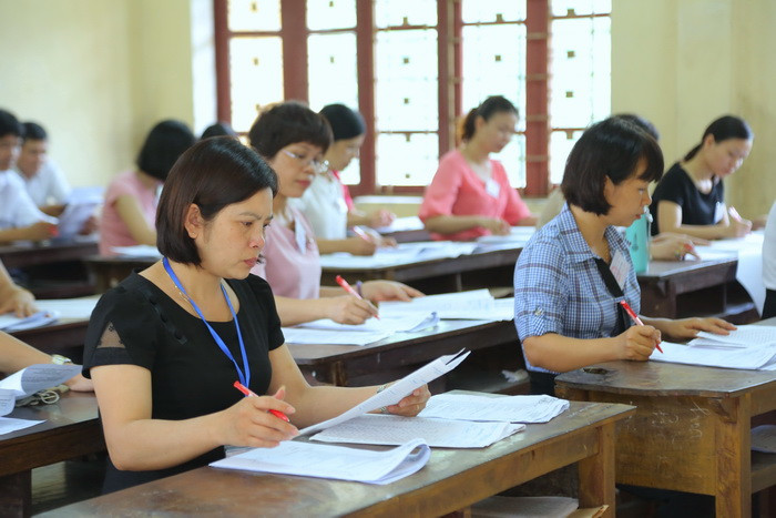 Các cán bộ đang tập trung cao độ chấm bài thi tự luận Ngữ văn tại Hội đồng thi Sở GD&ĐT Thanh Hóa. Ảnh: Việt Hà Các cán bộ đang tập trung cao độ chấm bài thi tự luận Ngữ văn tại Hội đồng thi Sở GD&ĐT Thanh Hóa. Ảnh: Việt Hà