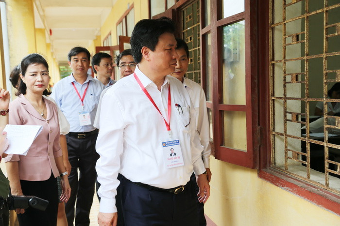 Thứ trưởng Nguyễn Hữu Độ kiểm tra khu vực chấm thi tự luận tại Hội đồng thi Sở GD&ĐT Thanh Hóa. Ảnh: Việt Hà Thứ trưởng Nguyễn Hữu Độ kiểm tra khu vực chấm thi tự luận tại Hội đồng thi Sở GD&ĐT Thanh Hóa. Ảnh: Việt Hà