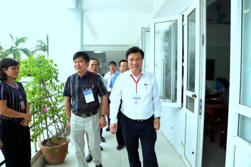 Thứ trưởng Nguyễn Hữu Độ kiểm tra thực hiện các công việc chấm thi tại Hội đồng thi Sở GD&ĐT Ninh Bình. Ảnh: Việt Hà Thứ trưởng Nguyễn Hữu Độ kiểm tra thực hiện các công việc chấm thi tại Hội đồng thi Sở GD&ĐT Ninh Bình. Ảnh: Việt Hà