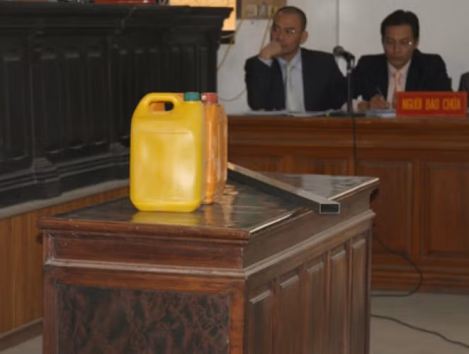 Can nhựa và thước nhôm mô phỏng phương tiện gây án.