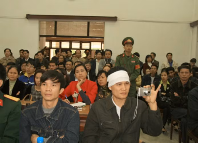 Rất đông người dân tham dự phiên tòa xử phúc thẩm.