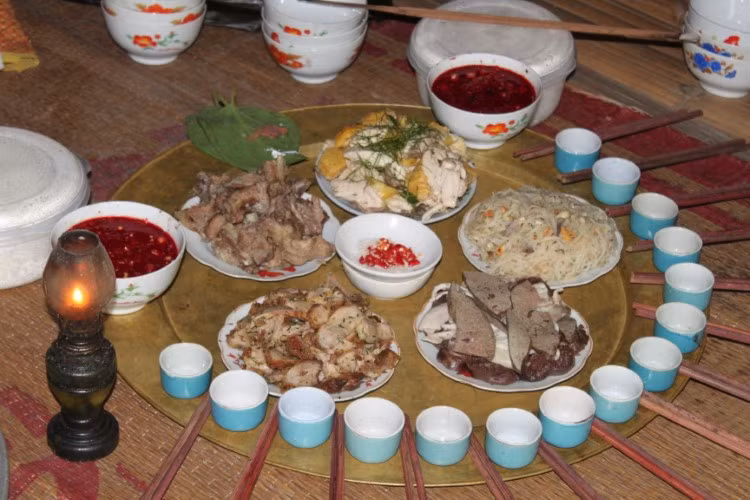 Mâm cỗ cúng của người Tày ngày rằm tháng Bảy.