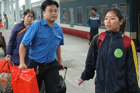 Hàng trăm tình nguyện viên giúp người dân về quê đón tết ảnh 4