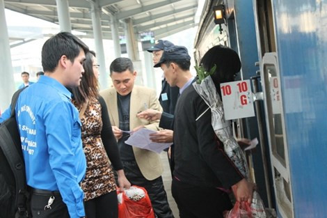 Hàng trăm tình nguyện viên giúp người dân về quê đón tết ảnh 5