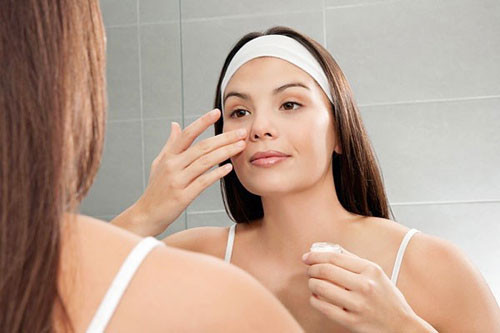 Do mải mê nên các bạn gái thường không quan tâm đến việc giữ ẩm cho làn da của mình. chăm sóc da ngày tết