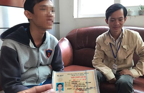 Phạm Quang Thái (phải) trong một lần đến Pháp Luật TP.HCM khiếu nại CSGT phạt lỗi không đúng. Ảnh: MP Phạm Quang Thái (phải) trong một lần đến Pháp Luật TP.HCM khiếu nại CSGT phạt lỗi không đúng. Ảnh: MP