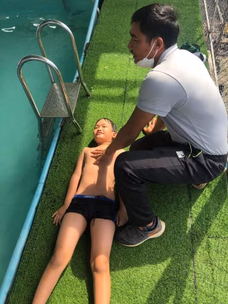 Các giáo viên hướng dẫn học sinh cách sơ cấp cứu cho người bị tai nạn do đuối nước.