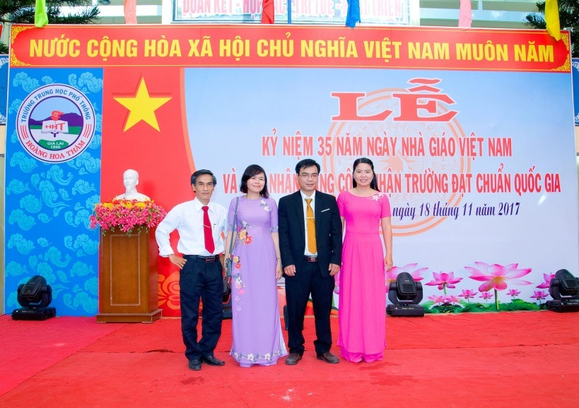 Thầy Trần Minh Hải (thứ 2 bên phải) cùng các thầy cô giáo trong dịp kỷ niệm 35 năm ngày Nhà giáo Việt Nam Thầy Trần Minh Hải (thứ 2 bên phải) cùng các thầy cô giáo trong dịp kỷ niệm 35 năm ngày Nhà giáo Việt Nam