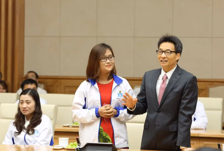 Phó Thủ tướng trò chuyện với cô Hà Ánh Phượng.