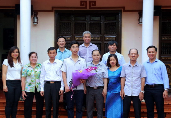 GS.TS Nguyễn Văn Minh động viên, khích lệ em Phạm Quốc Việt, đạt giải Ba kỳ thi chọn HSG quốc gia năm 2019 và đã xác nhận nhập học theo diện xét tuyển thẳng vào trường ĐH Sư phạm Hà Nội. Ảnh: Việt Hà GS.TS Nguyễn Văn Minh động viên, khích lệ em Phạm Quốc Việt, đạt giải Ba kỳ thi chọn HSG quốc gia năm 2019 và đã xác nhận nhập học theo diện xét tuyển thẳng vào trường ĐH Sư phạm Hà Nội. Ảnh: Việt Hà