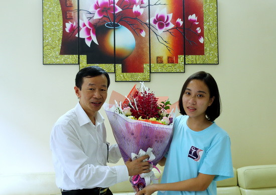 GS.TS Nguyễn Văn Minh động viên, khích lệ em Trần Phương Thảo đã đạt giải Ba kỳ thi chọn HSG quốc gia năm 2019 và xác nhận nhập học theo diện xét tuyển thẳng vào trường ĐH Sư phạm Hà Nội. Ảnh: Việt Hà GS.TS Nguyễn Văn Minh động viên, khích lệ em Trần Phương Thảo đã đạt giải Ba kỳ thi chọn HSG quốc gia năm 2019 và xác nhận nhập học theo diện xét tuyển thẳng vào trường ĐH Sư phạm Hà Nội. Ảnh: Việt Hà