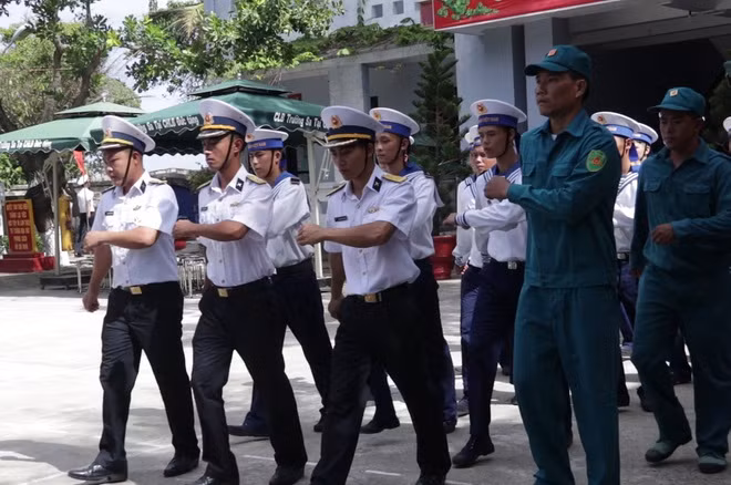 Thiêng liêng lễ chào cờ đầu năm mới tại Trường Sa - 13