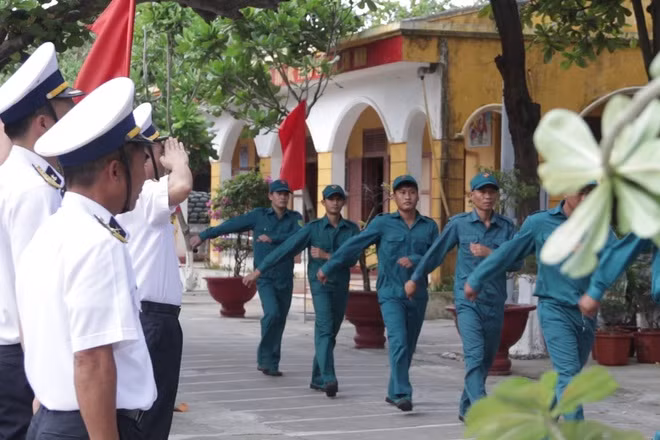 Thiêng liêng lễ chào cờ đầu năm mới tại Trường Sa - 14