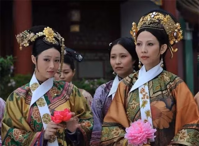 Vi sao phi tan nha Thanh luon deo khan trang tren co?-Hinh-2