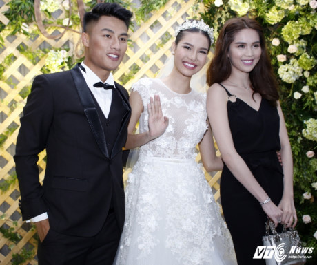 Ngọc Trinh đội mưa, diện Ngoc Trinh doi mua, dien