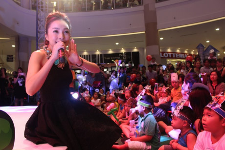 Hiền Thục, Ốc Thanh Vân vui đùa cùng các em nhỏ - Ảnh 4 Hien Thuc, Oc Thanh Van vui dua cung cac em nho - Anh 4