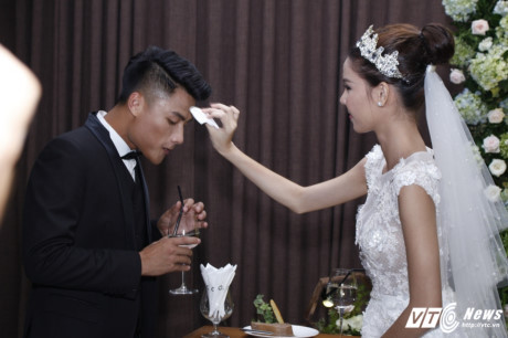 Ngọc Trinh đội mưa, diện Ngoc Trinh doi mua, dien