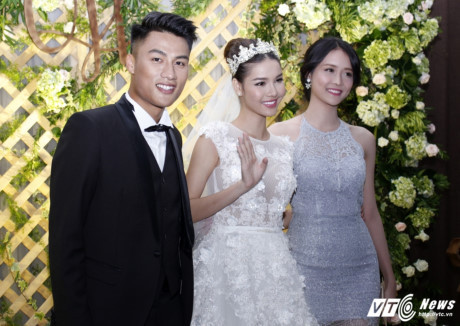 Ngọc Trinh đội mưa, diện Ngoc Trinh doi mua, dien