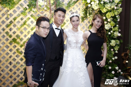 Ngọc Trinh đội mưa, diện Ngoc Trinh doi mua, dien