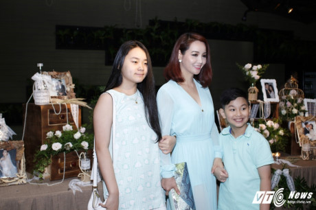 Ngọc Trinh đội mưa, diện Ngoc Trinh doi mua, dien