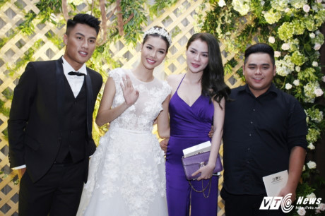 Ngọc Trinh đội mưa, diện Ngoc Trinh doi mua, dien