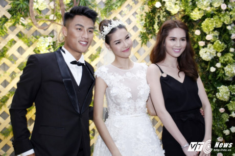Ngọc Trinh đội mưa, diện Ngoc Trinh doi mua, dien